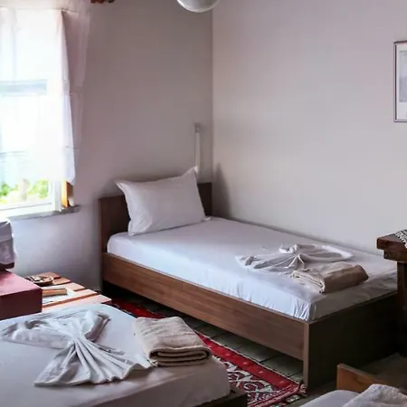 Lori's Traditional House Guest house *