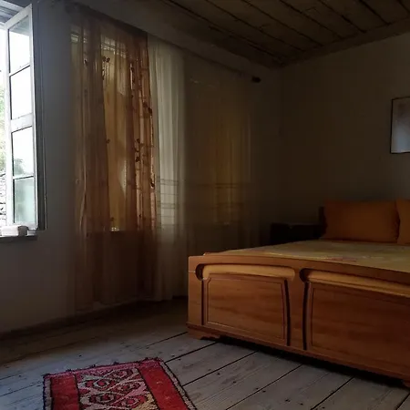 Lori's Traditional House بيت ضيافة Gjirokastër